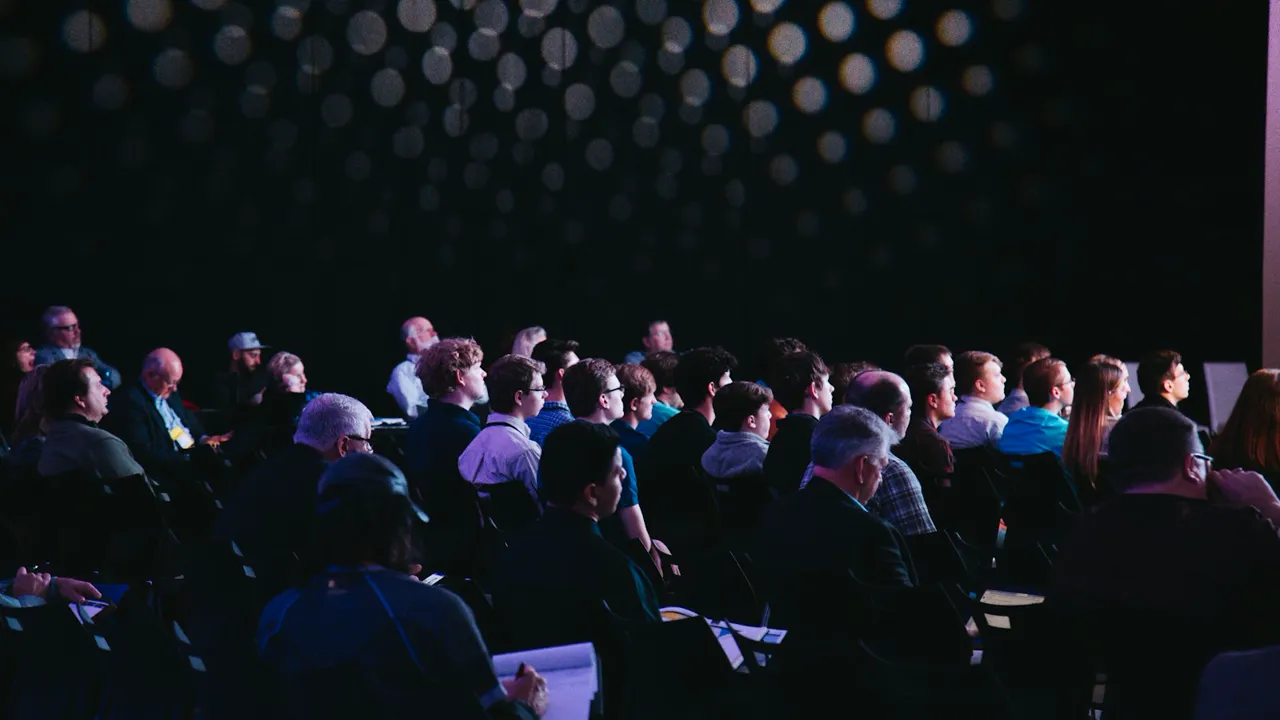 Présentation de l'identité et de la bannière institutionnelle ASPIC en événement public