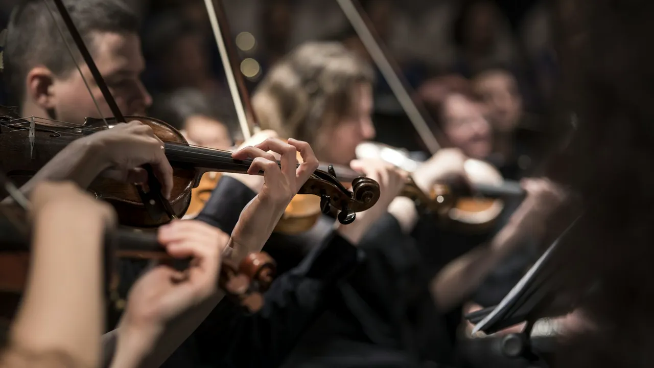 Plateau scénique grand format et régie de concert déployée par ASPIC